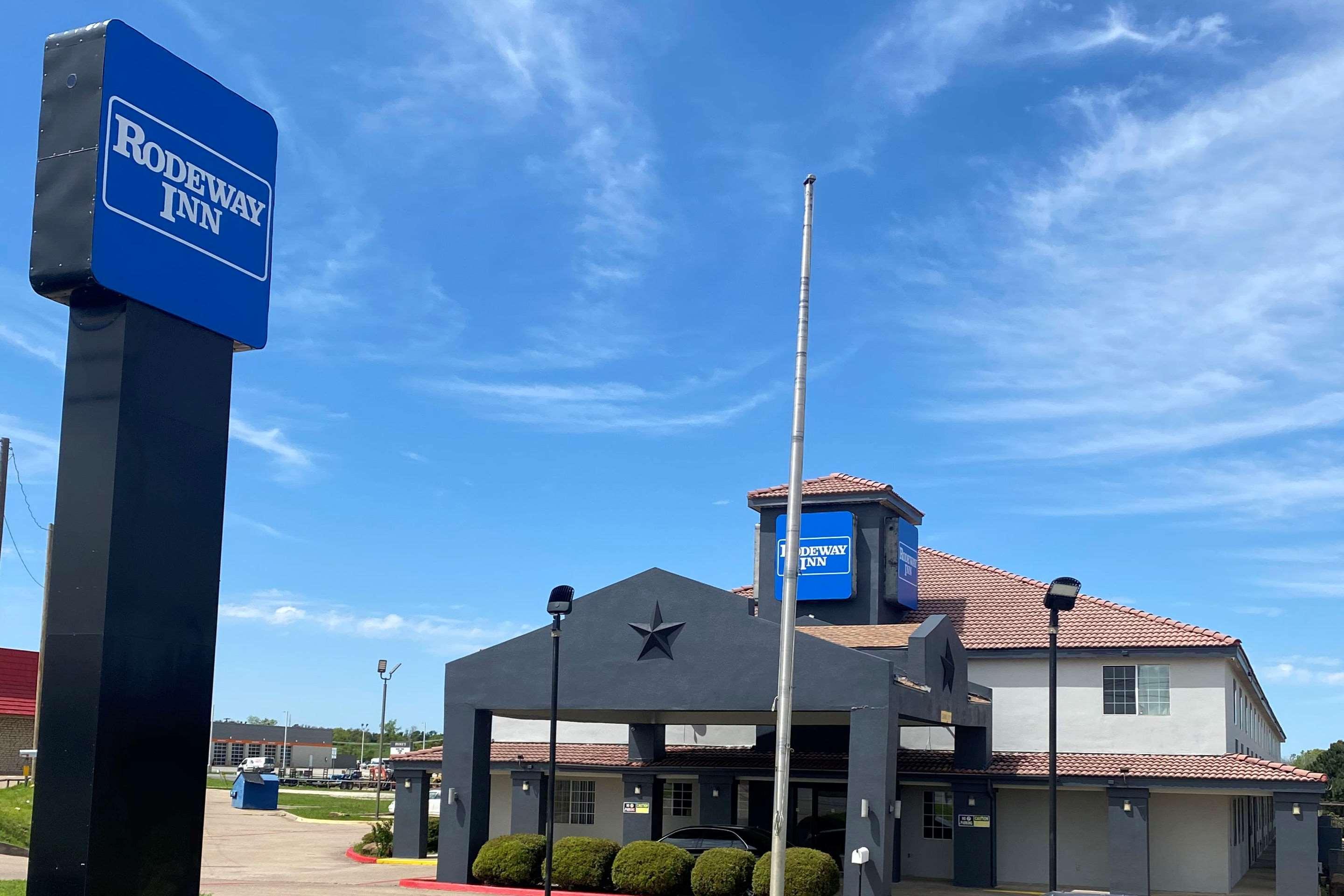Rodeway Inn Stephenville Bagian luar foto