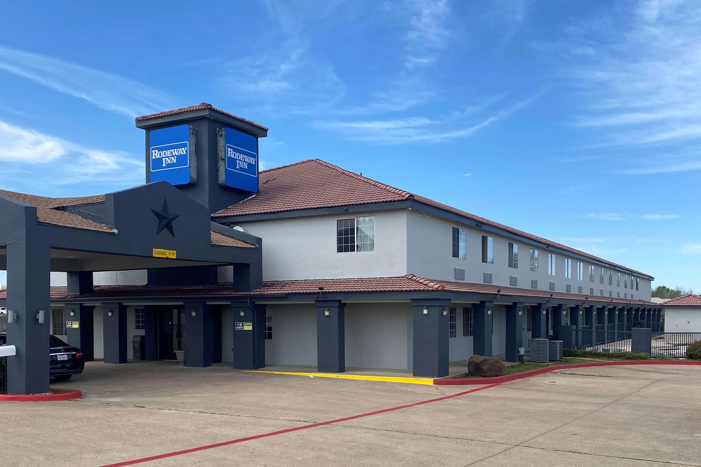 Rodeway Inn Stephenville Bagian luar foto