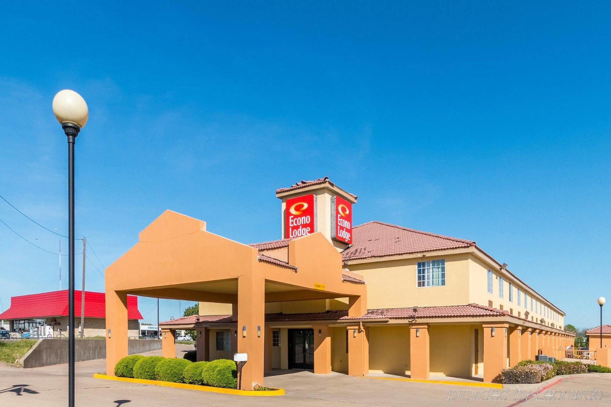 Rodeway Inn Stephenville Bagian luar foto