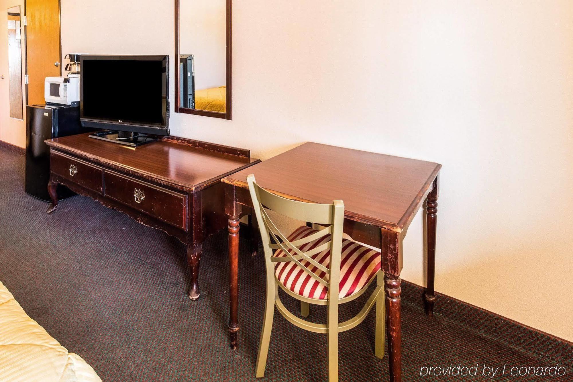 Rodeway Inn Stephenville Bagian luar foto