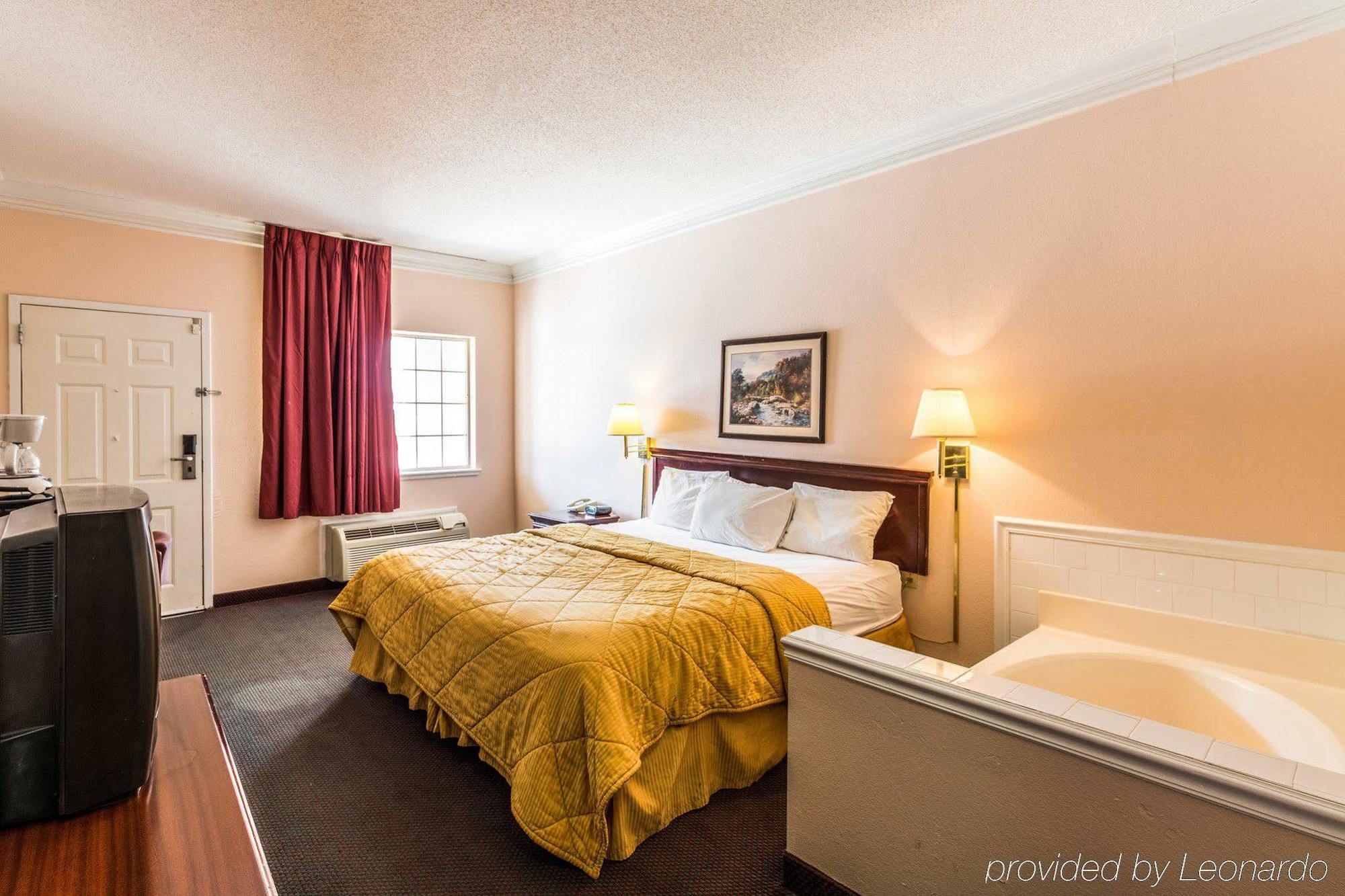 Rodeway Inn Stephenville Bagian luar foto