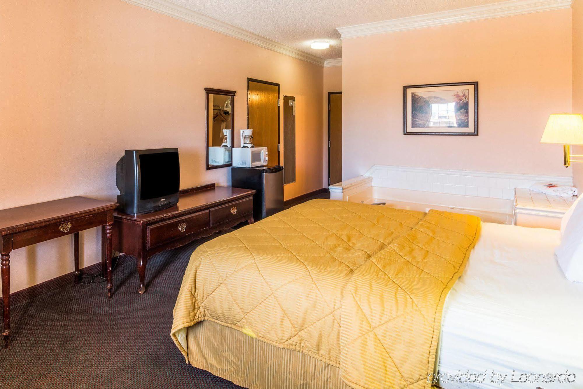Rodeway Inn Stephenville Bagian luar foto