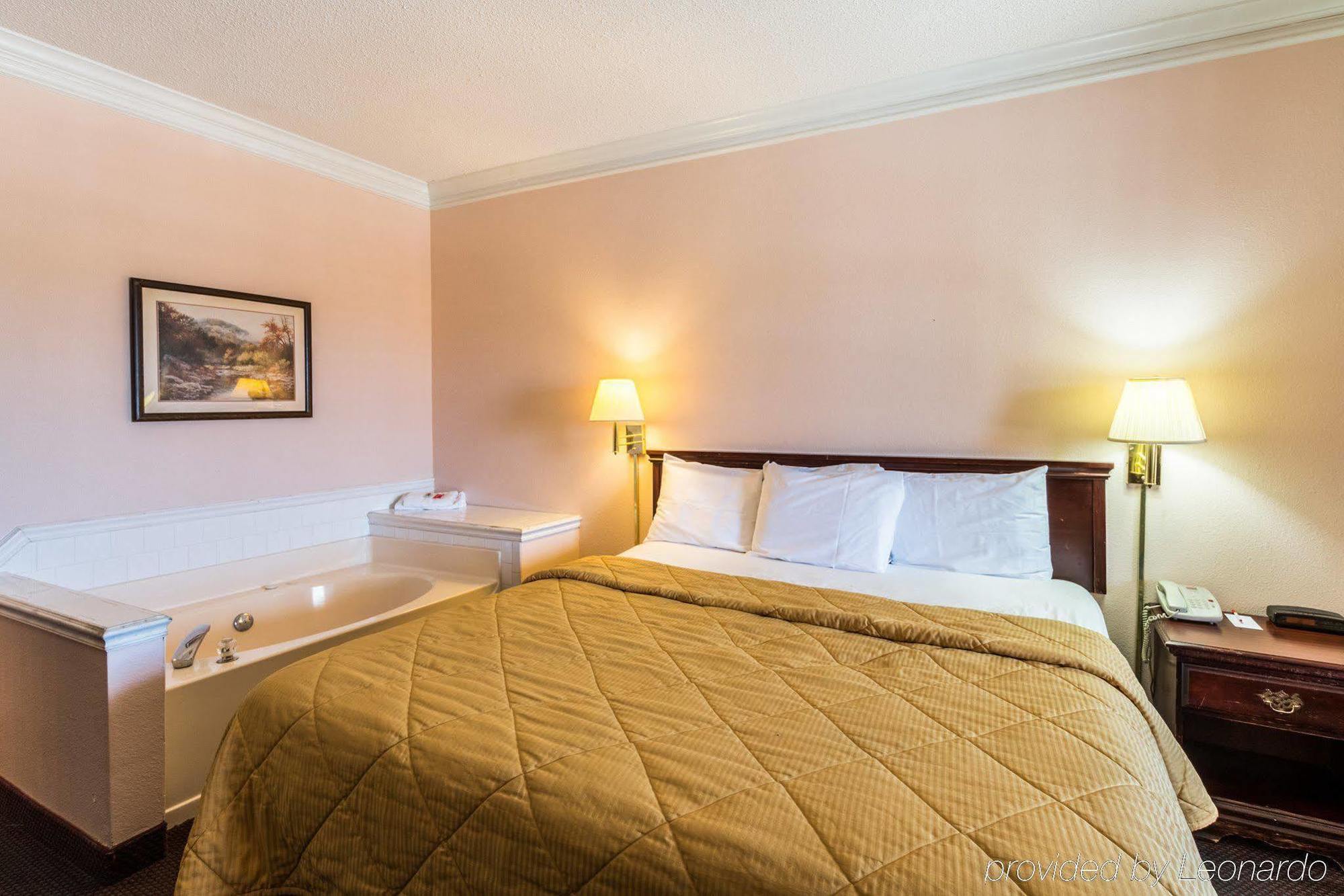 Rodeway Inn Stephenville Bagian luar foto