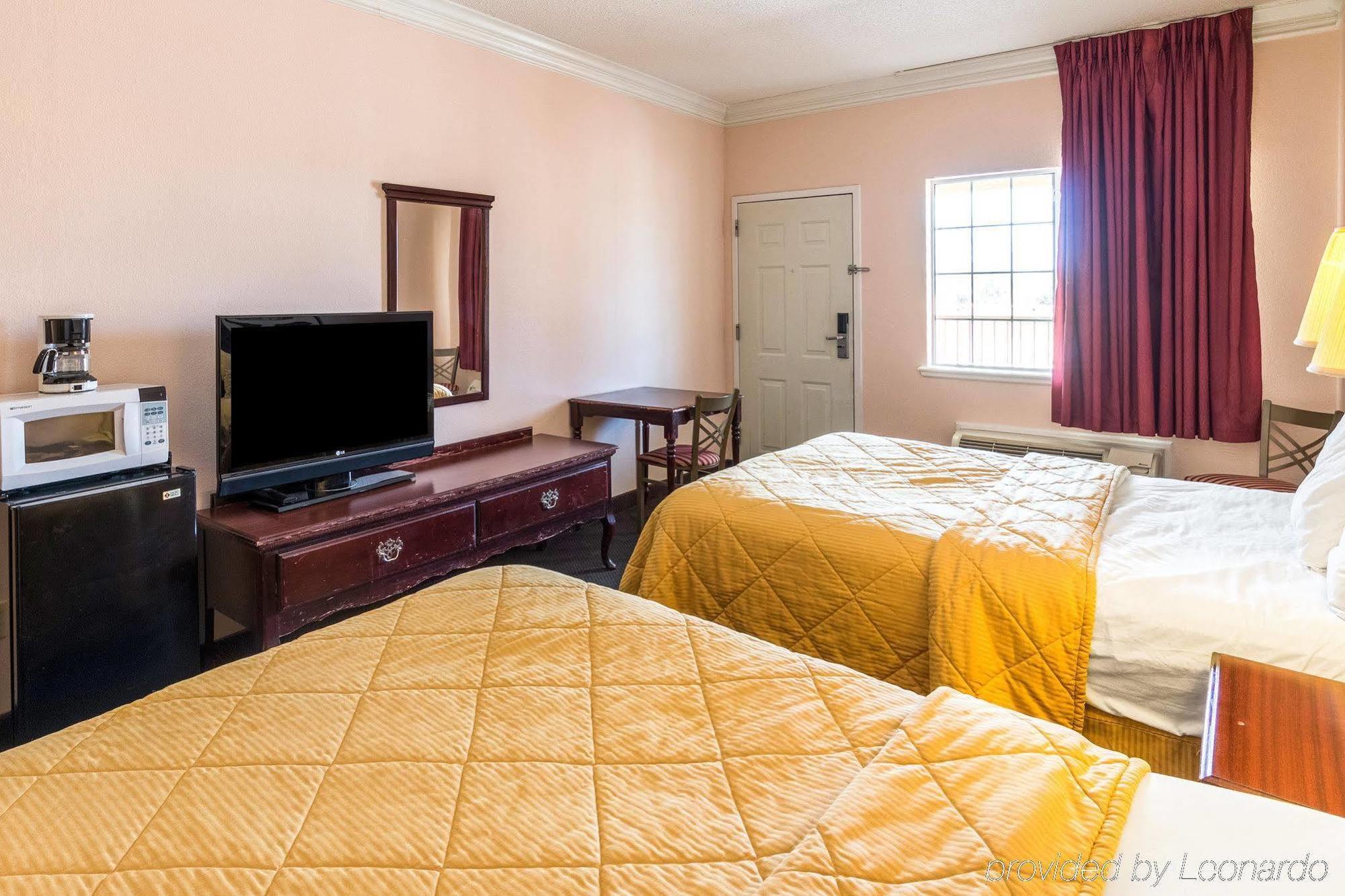 Rodeway Inn Stephenville Bagian luar foto