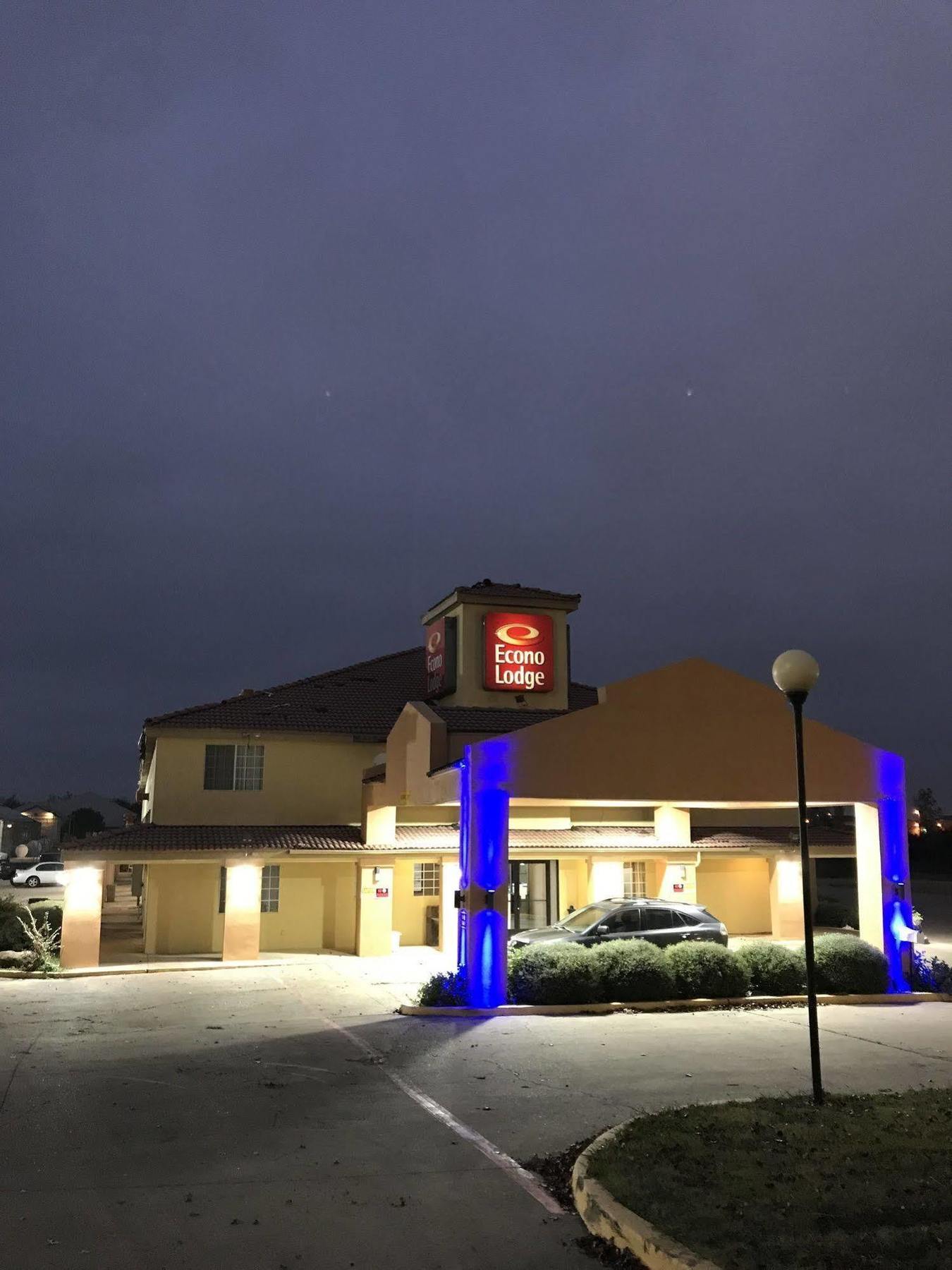 Rodeway Inn Stephenville Bagian luar foto